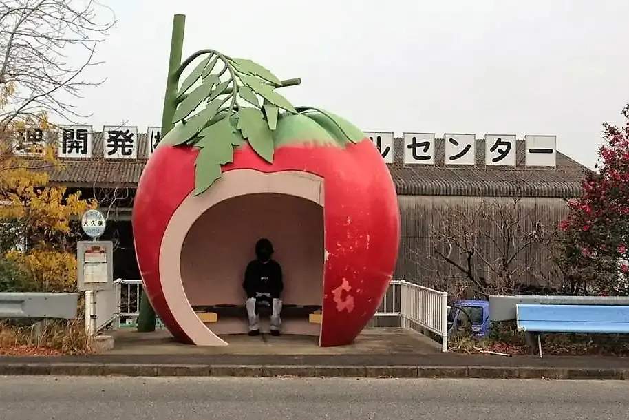 Gyümölcs alakú buszmegálló Japánban
