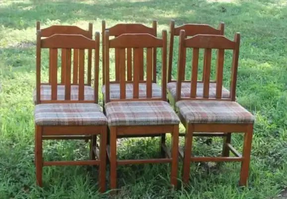 Régi székekből kerti pad