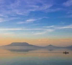 Különös jelenségek a magyar tavakban: vajon miért tartják a Balaton mélyét titokzatosnak?