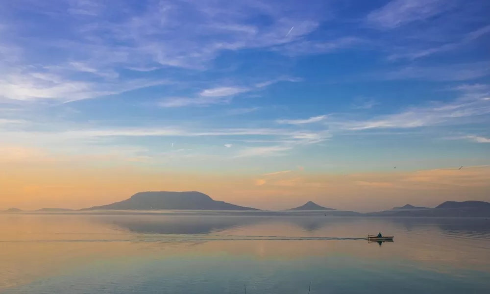 Különös jelenségek a magyar tavakban: vajon miért tartják a Balaton mélyét titokzatosnak?